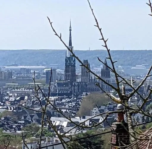 Holiday home Maison Individuelle Avec Courette Et Vue Sur Rouen